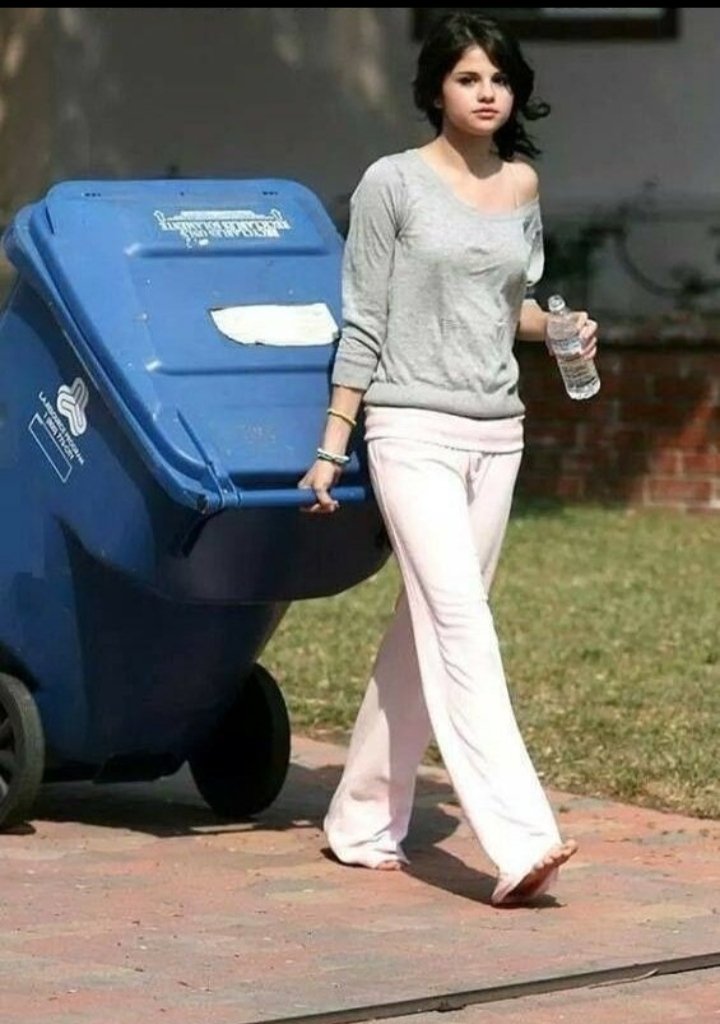 abdiski17's tweet photo. Selina Gomez taking a walk with Mohammed Salah.
#LIVMUN https://t.co/JoeF2Q34On