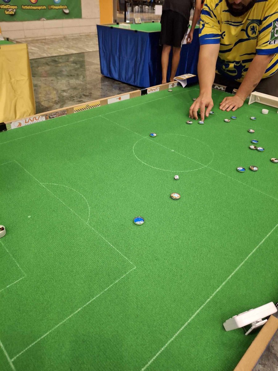 YofuiaEGB's tweet photo. En el Centro Comercial Getafe 3 se juega a las chapas. https://t.co/z7kGKv9Ekv