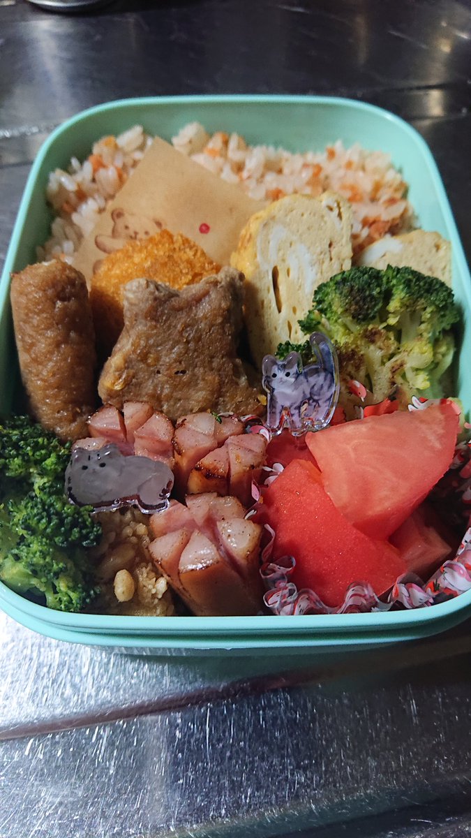 son0m's tweet photo. 今日はお弁当の日 起きてからは作れそうにないので 寝る前に…と言っても仮眠程度しか寝れないけど 実は今月２度目のお弁当 前回は写真撮るの忘れたー ミニトマト高いのでカットしたトマト🍅そしてカボチャ炊こうかと思ったけど切る音がうるさいのでやめました！ #お弁当 https://t.co/9UjPGjqcQb
