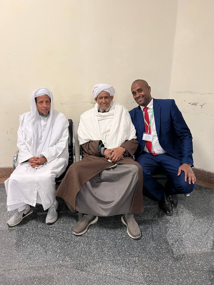 Alarusi1's tweet photo. ታላቁ አሊም የቀድሞው ኢትዮጵያ የእስልምና ጉዳዮች ጠቅላይ ምክር ቤት ፕሬዝዳንት የነበሩት ተቀዳሚ ሙፍቲ ሀጂ ዑመር ኢድሪስ ባደረባቸው ህመም ምክንያት ከዚህ አለም በሞት ተለዩን። 

ሀጂ ዑመር ኢድሪስ ነፍሻቸው ወደ አላህ ተመልሳለች፣
እኛም የአላህ ነን ወደእርሱም ተመላሾች ነን። 

አላህ ይማራቸው እና በሰፊ ገነት ያኑራቸው  
ለቤተሰቦቻቸው ፣ ለዘመዶቻቸው እና ለመላው  ሙስሊሙ መፅናናትን እመኛለሁ።

#Ethiopia 
#اثيوبيا 
#ኢትዮጵያ