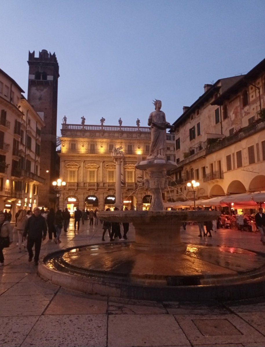 On tombe forcément sous le charme de la piazza delle Erbe, La plus belle place de #Vérone, magnifique et animée comme les quartiers alentours d'ailleurs.
Au centre se trouve la fontaine de la Madonna Verona et au fond le palazzo Maffei et sa superbe façade