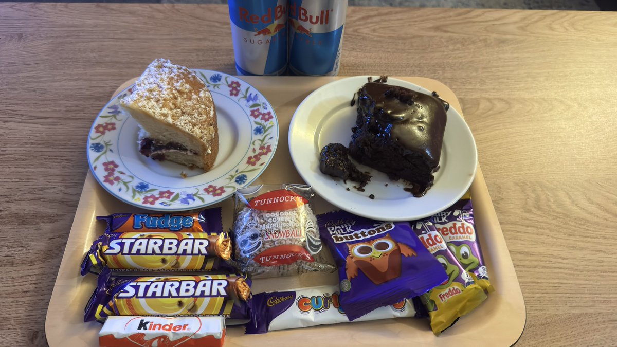 ArgyllSeaGlass's tweet photo. So for #MikesSnacks for the Grand Prix in Austin USA, I went for the Texas Sheet Cake with added hot fudge icing π
Also got a delicious Apple & Blackcurrant crumble cake because Iβm greedy π€€
Added a few extras including my favourite Star Bars and found some of Marieβs stash for Halloween treats so added them π₯΄π
Can Max keep this great weekend going π
Have a great Sunday π