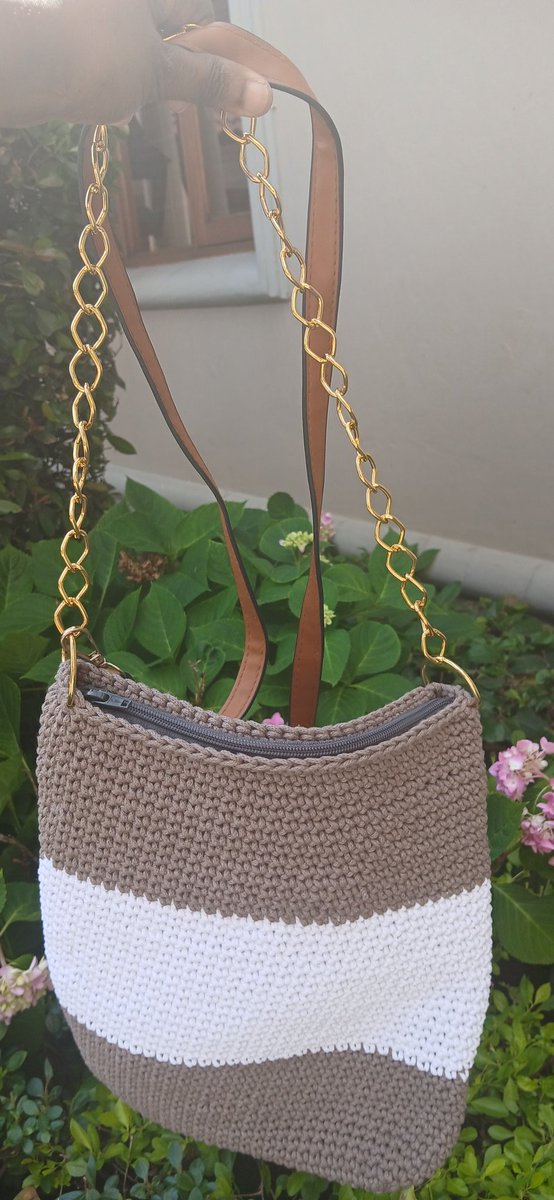 Elevate your everyday style! ✨ This chic handmade crochet cross-body bag blends modern two-tone design with elegant gold chain details and a comfortable faux leather strap. Perfect for adding a unique touch to any outfit.