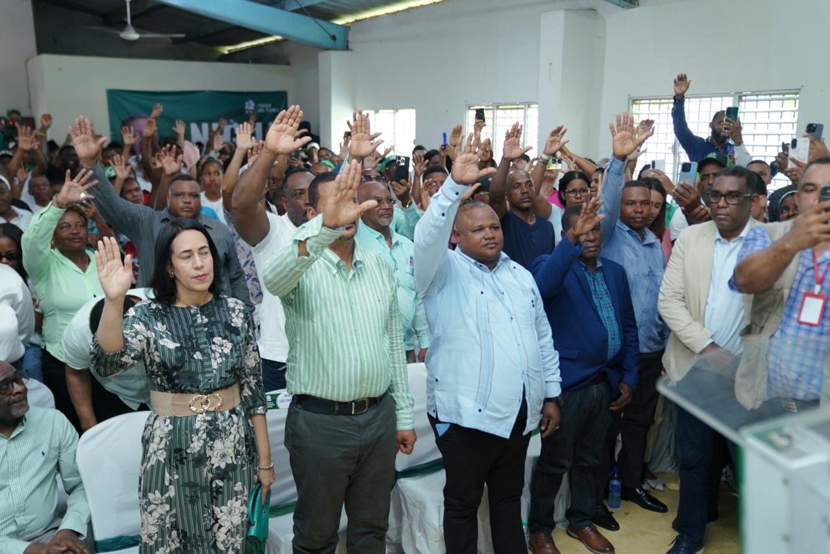 Cada día son más los dominicanos que se suman a la #FuerzaDelPueblo.

Hoy, en Nigua, San Cristóbal, juramentamos a más de 40 dirigentes del PRM, PLD y otras organizaciones, comprometidos con la construcción de una nueva esperanza nacional.

El 2028 será el año del cambio