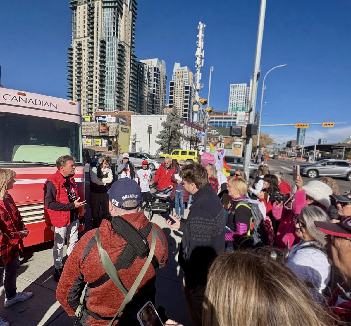 So great to connect with <a href="/LukaszukAB/">Thomas A. Lukaszuk</a> &amp; check out the Unity Bus at today’s #ForeverCanadian rally here in Calgary!
🇨🇦 Forever Canadian. 
💪 Always Calgarian. 
✅ Stand up for our city &amp; our country by signing the petition &amp; casting your ballot for #TeamJyoti 🩷
#yycvote