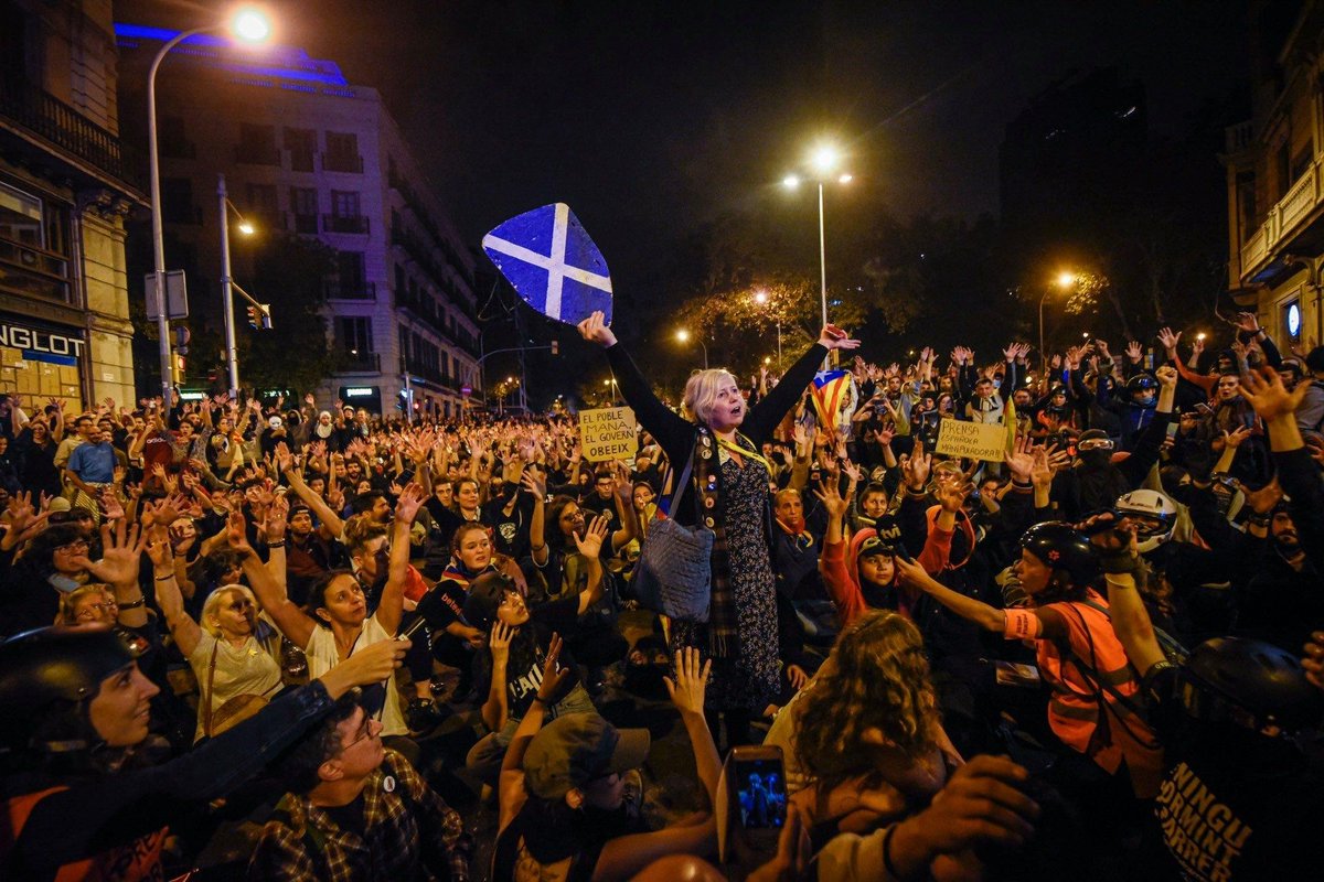 AlbaShield1320's tweet image. 19th October, 6 yrs ago #OTD I was Barcelona, Plaza Urquinaona in 8hr standoff vs Police Violence.
Peace won for 1st time🛡️🏴󠁧󠁢󠁳󠁣󠁴󠁿
VIOLENCE NEVER THE WAY.
Pls open @lauramarsh70 account @elonmusk 
#catalunya #catalonia #scotland #albashield #Tsunamidemocratic #Solmoon #Truth25 #Peace
