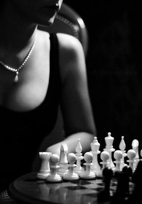 انا امراة يسبقني حضوري ..
ولاكن حديثي لا امنحه الا لمن يليق بي واكمل طريقي واتبع استراتيجية كش ملك لشق طريقي بغض النظر عن المنافسين كيف..♟️♠️