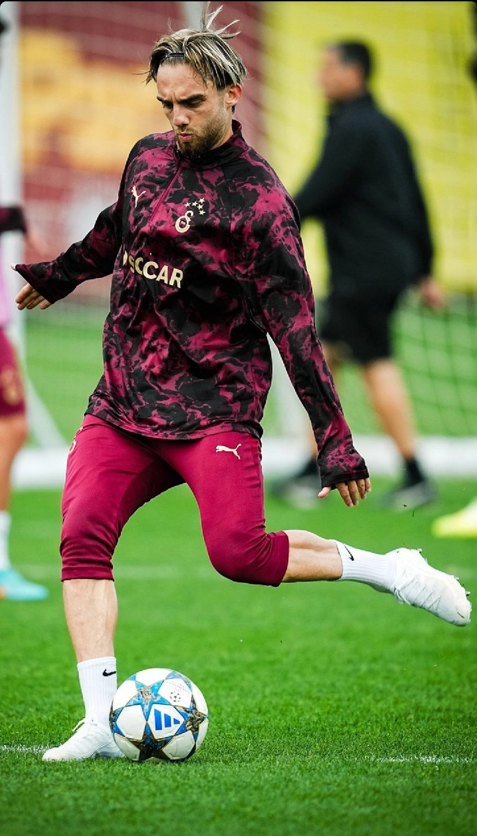 Biz saçları kesmesini beklerken gidip boyatmış