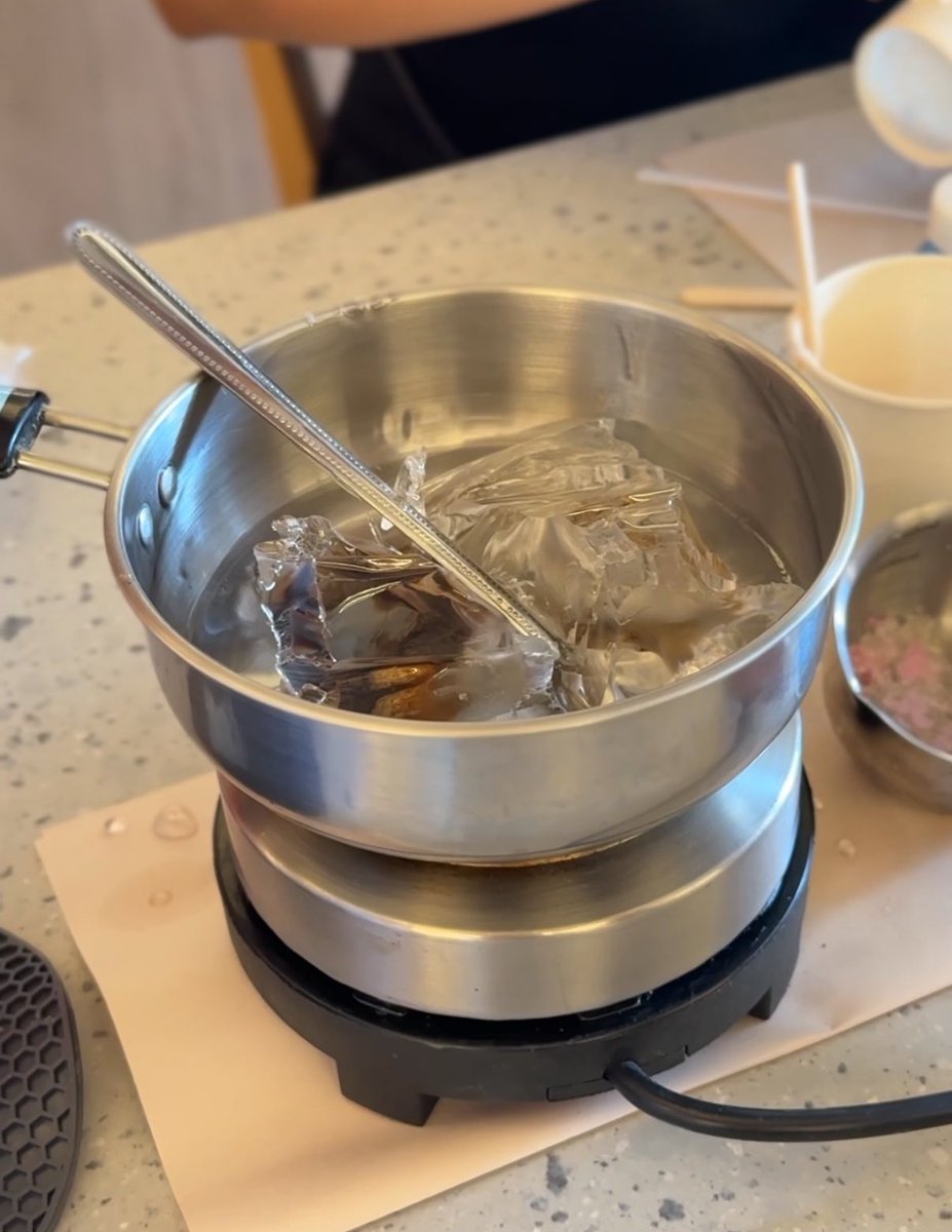 Juneliereview's tweet image. ชอบอะ ถึงแม้ว่าตอนนั้นในหัวไม่มีอะไรจะสร้างสรรค์เลย แต่เพื่อนร่วมโต๊ะ ใจดีมาก  🥳

#HAPPYJIMINDAY 
#JiminDay
#PurpleBulletproof