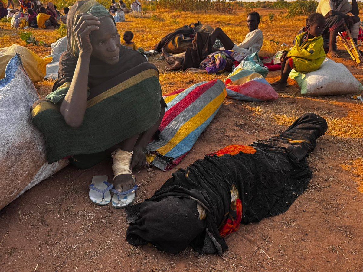 🟥 وصلت أعداد كبيرة من النازحين من «الفاشر» إلى منطقة «طويلة» بولاية شمال دارفور، وسط ظروف إنسانية مأساوية، توفيت طفلتان، سلمى أحمد آدم - سنتين ونصف، وهاجر إسحاق - عشر سنوات، جوعًا على الطريق قبل وصولهما إلى «طويلة»، وفقًا للمنسقية العامة للنازحين واللاجئين.

#Sudan_War_Updates