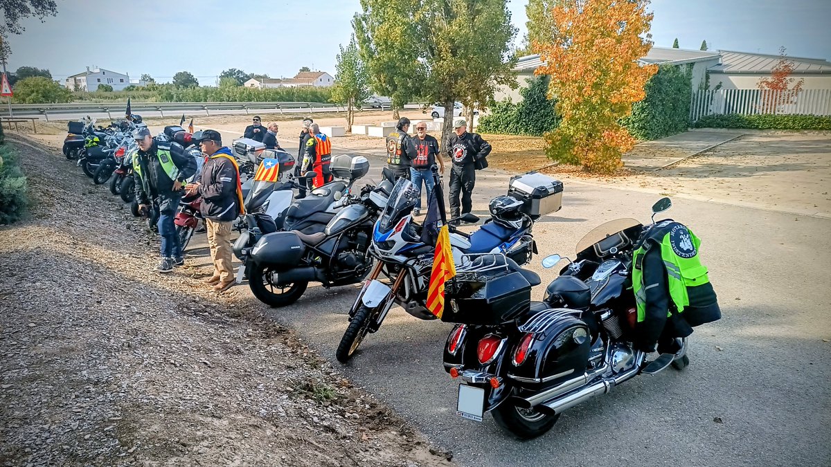 Bon dia Motards,

Ahir una vintena de Motards ens hem aplegat per fer l'ofrena al Monument del Molt Honorable President Lluís Companys, pel 85è aniversari del seu assassinat.

Un president elegit democràticament, executat per l'estat espanyol.

Salut, Gas i República Catalana!