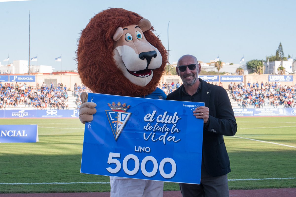 _CDSanFernando's tweet photo. 💙 ¡El #CDSanFernando1940 alcanza los 5⃣.0⃣0⃣0⃣ socios! 

🦁 Lino, El León Azulino, ha recogido en su vuelta al Iberoamericano el simbólico carnet de manos del presidente @leonsfdo. 

https://t.co/YOrvqJ5KHQ https://t.co/PWfxbjtYdz