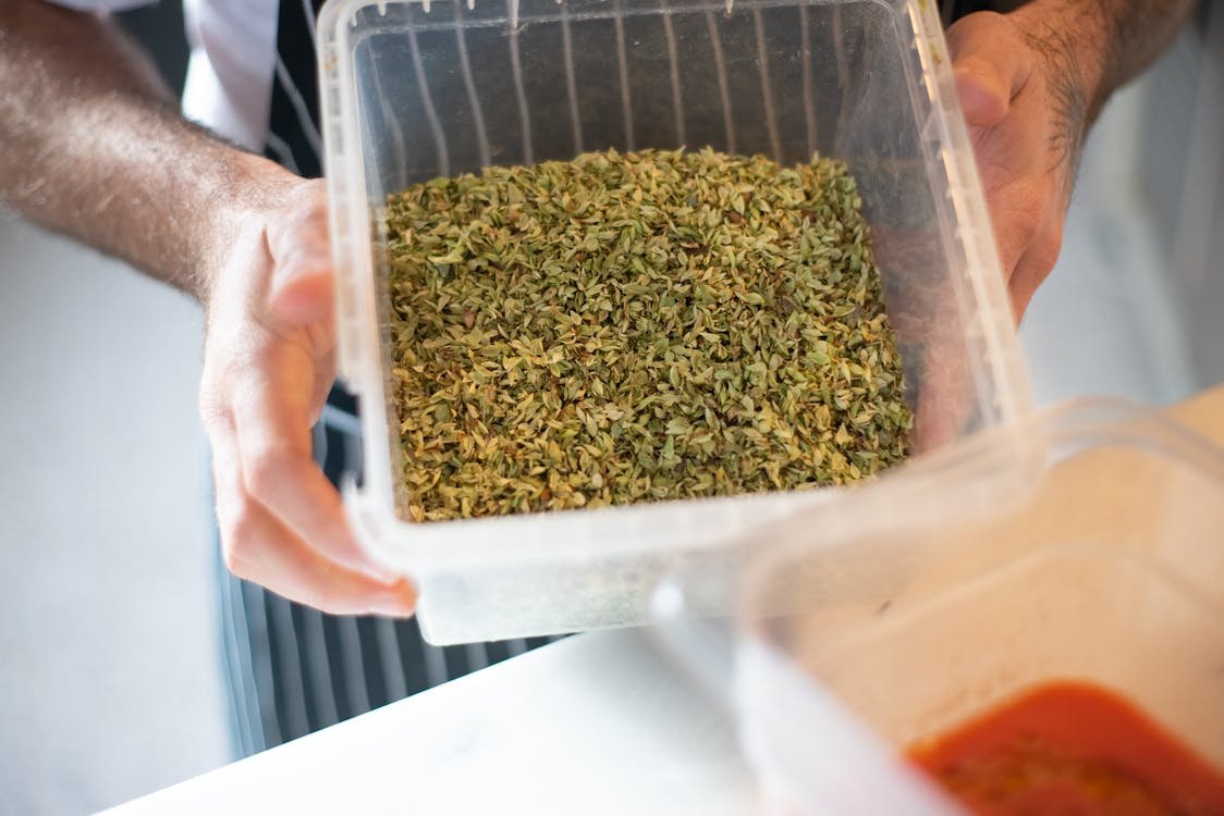 BHDeli's tweet image. #Tip: Want your produce to last longer? Wrap herbs in a damp paper towel and store them in a container! 🌿
Our produce is already ultra-fresh, but these tricks help it last even longer.
#FreshTips #FoodStorage #BHDeli