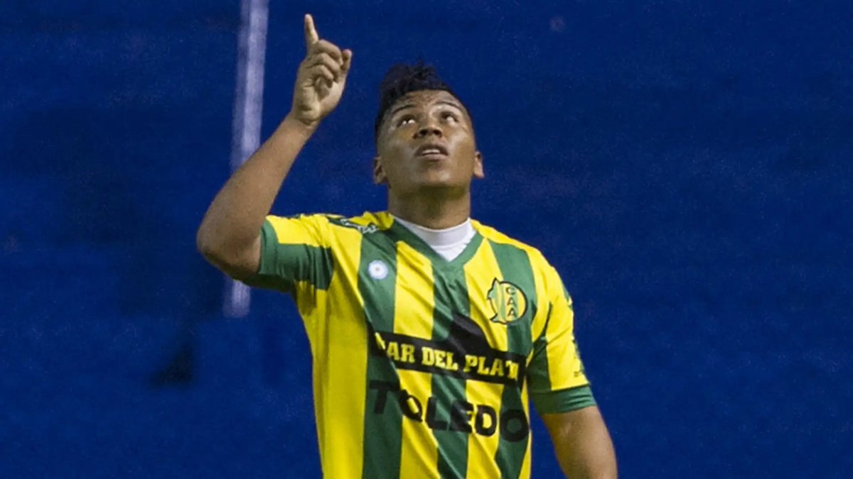 Mi 11 ideal de jugadores que pasaron por Racing y Aldosivi. Sería un 3-2-3-2

Martínez Gullotta
Pancho Cerro, Yonathan Cabral y Emanuel Insúa
Ezequiel Videla y Diego Villar
Gaby Hauche, Mauro Camoranesi y Pablo Lugüercio
Roger Martínez y Tweety Carrario