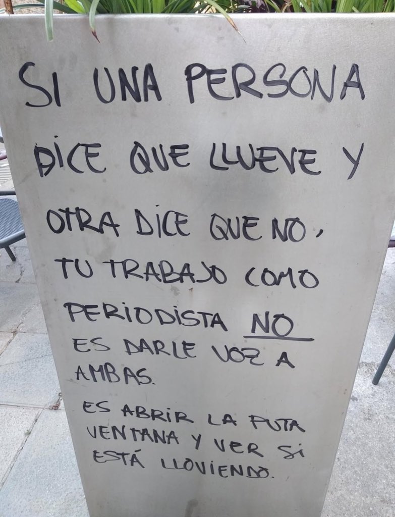 Mornie_Aran's tweet photo. Así: esto es lo que significa ser periodista. No hay más. Si no estás haciendo esto, no lo eres. #Periodismo https://t.co/qulqXT4Na1