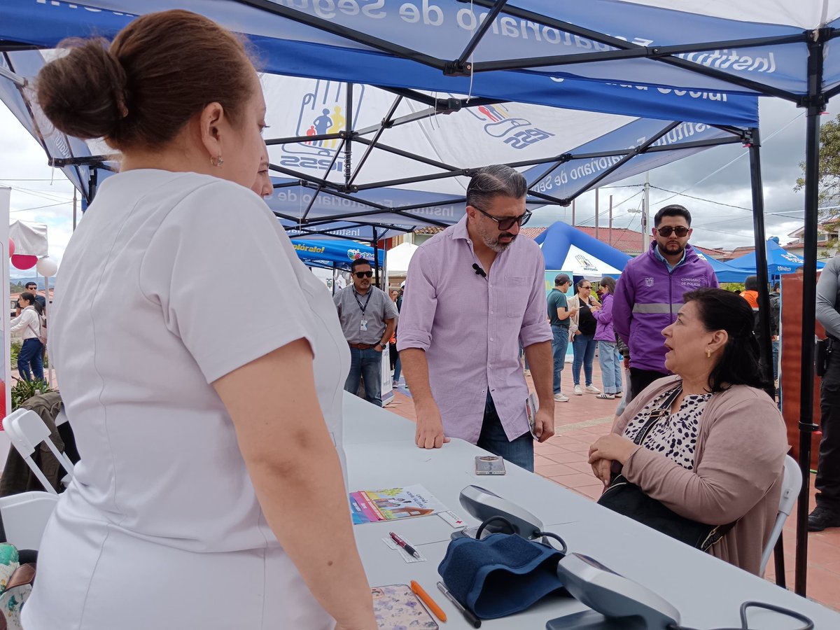 goberazuay's tweet photo. ¡Llegamos a San Joaquín con el compromiso de servir!

Acercamos las instituciones del Estado a la comunidad para facilitar tus trámites y estar donde más nos necesitas.

Participaron:
@BanEcuadorBP @AzuayIESS @centrosurec @CTEcuador @SRIoficialEc @CancilleriaEc6 @CNT_EC @IEPS_Ec https://t.co/yHUi1vvLGl