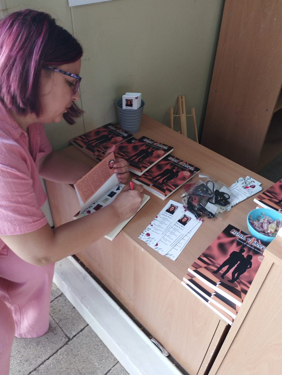 📚✨ El pasado 14 de octubre vivimos una jornada maravillosa en la Feria del Libro de Puerto Real junto a la librería Roleón, con la presentación de Mona y Árzur de Patricia María Gallardo Soriano. 🐒💫🐺 <a href="/lapatridecai27/">patricia gallardo</a> 

🔗 Descubre más sobre el libro: bit.ly/3Wd5DgV