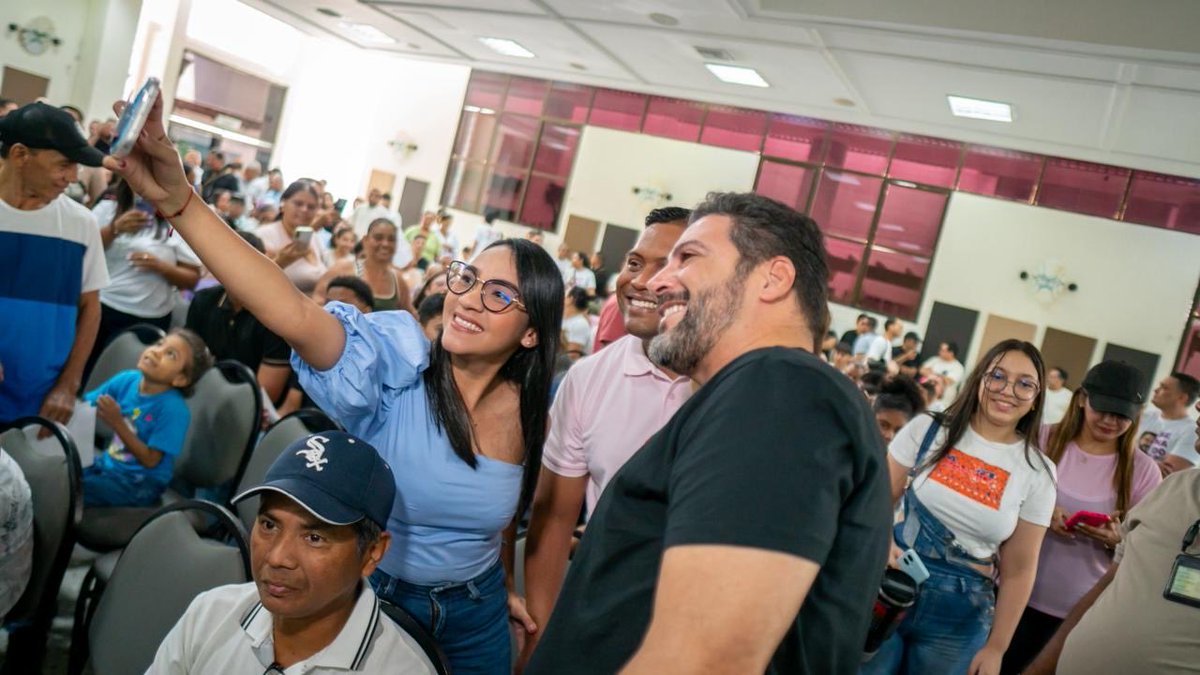 ¡Qué cierre tan poderoso en mi tierra, Barranquilla!
Hoy la sacamos del estadio con una multitud que demuestra que el Caribe está más vivo que nunca y listo para seguir cambiando la historia.

5️⃣7️⃣ 💜❤️🧡💚
<a href="/PactoCol/">Pacto Histórico Oficial</a> <a href="/colyaduen/">Colombia Aduen Bray</a> <a href="/RigaRomero/">Rigail Romero</a> <a href="/Fhernandezpolo/">Felipe Hernandez</a>