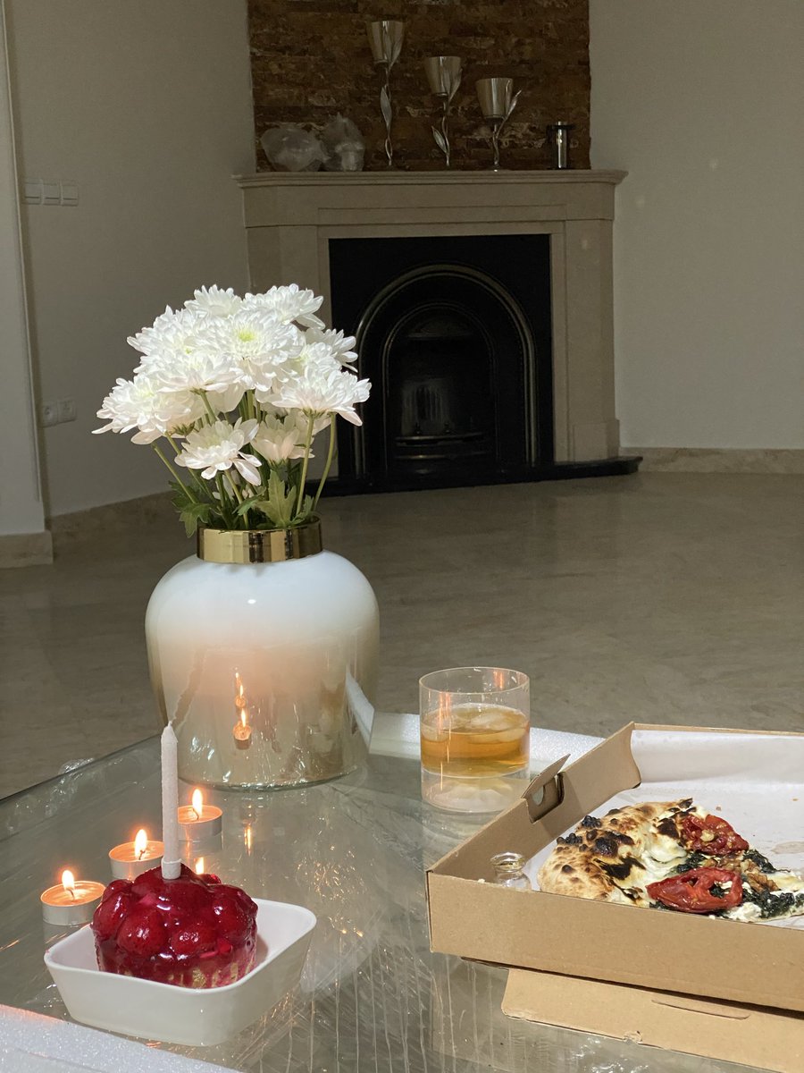 squaretana's tweet image. خونه هنوز آماده نیست، ولی ذوق داشتیم که اولین سالگردمون رو خونه خودمون باشیم.