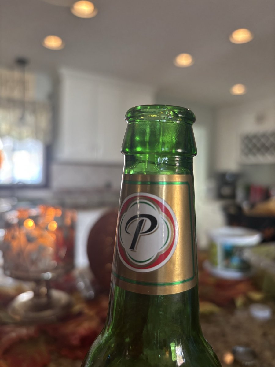 berrico22's tweet photo. @CervPresidente love your beer, but it hurt me today ☹️ what the heck is this? The bottle was cracked and i didn’t do it https://t.co/wUlTF0Xtwm