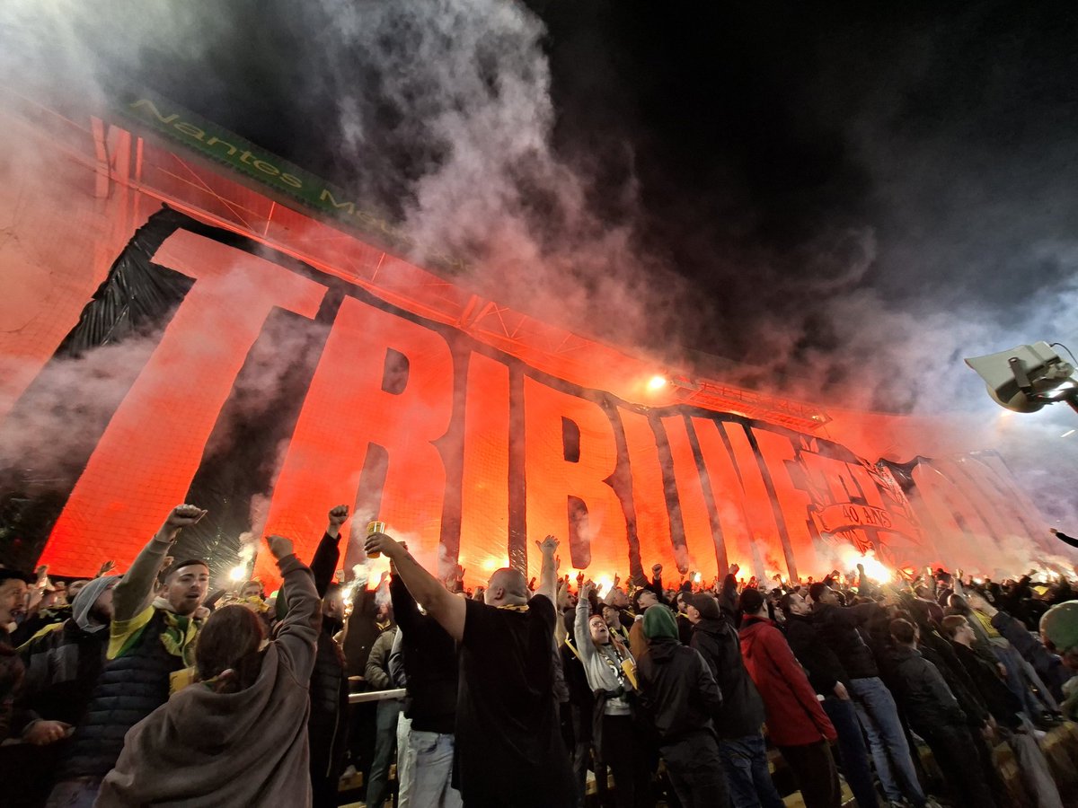 br44fcn's tweet photo. C'est l’heure de la Pyro #FCNLOSC https://t.co/a6MuHDfP2m