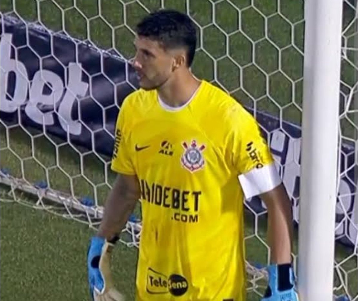 Goleiros que sofreram menos gols que o Carlos Miguel:

O zagueiro Gustavo Henrique.