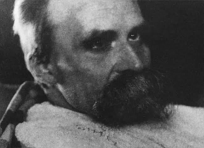 FotosDeFatos's tweet photo. Foi assim que Nietzsche enlouqueceu.

O filósofo estava ali, no meio da rua, vendo um cavalo ser espancado e algo dentro dele quebrou. Não foi o som de um chicote no ar, mas o estalo da sua própria mente cedendo. Ele correu, abraçou o animal e, naquele momento, todo o peso da sua filosofia colidiu com a realidade brutal.

O homem que pregava o além do homem desmoronava diante da fragilidade de uma criatura indefesa. E aqui vem o ponto que Nietzsche nos deixou de legado: A vida é um caos e a mente mais ainda. Ele acreditava que o olhar ao abismo era inevitável, mas ninguém avisou que o abismo poderia olhar de volta.

Naquele abraço desesperado, Nietzsche não estava só salvando o cavalo, ele estava tentando salvar a própria humanidade da loucura que sempre espreita. Como alguém que passa anos pregando a superação, ele foi confrontado com a sua própria impotência. A mente que nos deu - assim falou Zaratustra, agora era apenas silêncio e delírio, e o que Nietzsche tanto tentou expor, o medo de se perder na própria busca por sentido, o engoliu.

Ele mostrou até os mais fortes podem ruir quando confrontados com a realidade nua e crua. No fim, o que restou foi o eco daquilo que ele sempre sofreu, mas que talvez não quiser se admitir. Quando você luta contra os monstros, deve tomar cuidado para não se tornar um.
E claro, às vezes, o maior monstro é o próprio peso dos nossos pensamentos.

A sabedoria do homem é loucura para Deus!

Essa cena marcante da vida de Nietzsche, onde ele abraça o cavalo espancado nas ruas de Turim, é uma poderosa metáfora do colapso de uma mente que passou a vida desafiando os limites da existência humana. Nietzsche, que tanto falou sobre o Übermensch (além do homem) e sobre a necessidade de transcender as fraquezas humanas, encontrou-se, naquele momento, frente à brutalidade do mundo e à fragilidade da vida. O homem que escreveu sobre o "eterno retorno" e sobre o "niilismo" experimentou, ali, sua própria fraqueza — a fragilidade inerente a todo ser humano.

Esse episódio não foi apenas uma manifestação de empatia pelo cavalo; foi o clímax de um filósofo que olhou para o abismo e, em algum ponto, deixou o abismo consumi-lo.