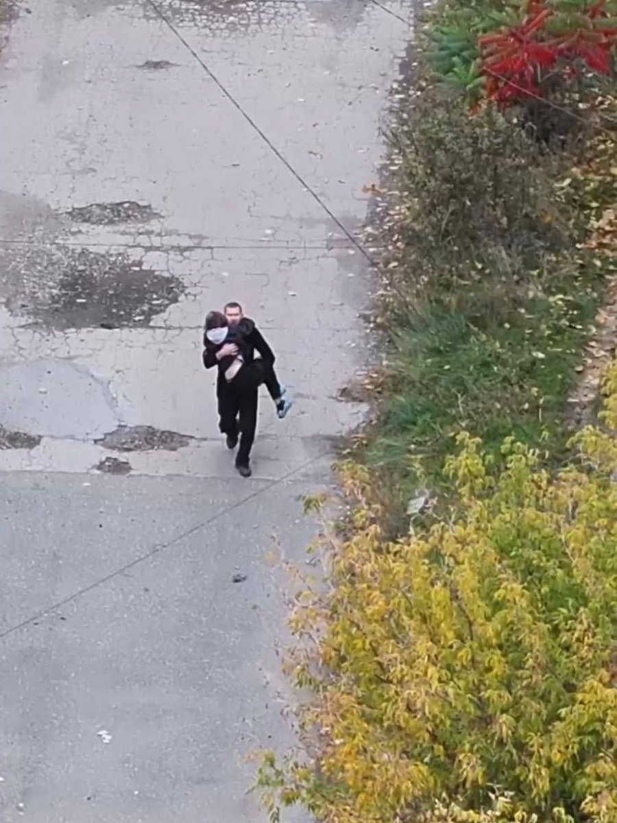 IrynaVoichuk's tweet photo. Russian troops are executing civilians in Pokrovsk. https://t.co/iVbHoiBCjB