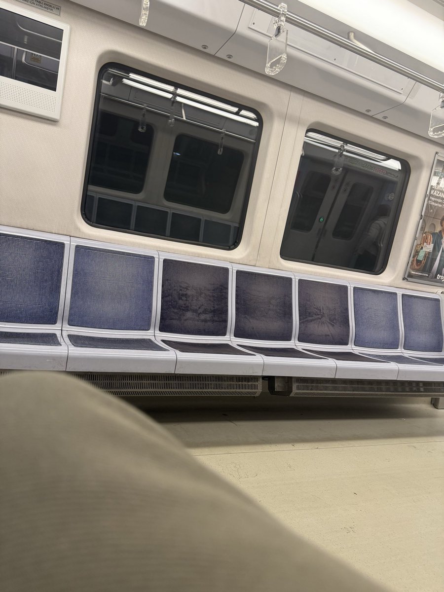 Ankara metrosunda en karizmatik olduğumun kanıtı gibi bi tweet