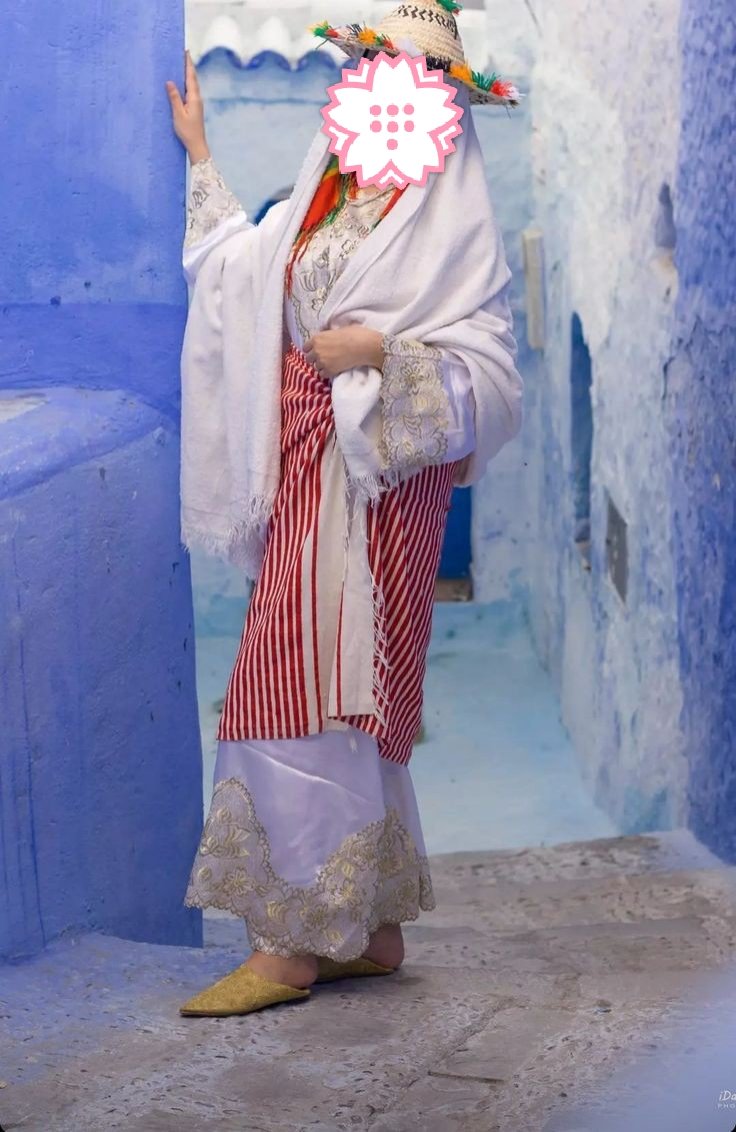 عَلَى بَابِ لَيْلَى قَدْ حَلا لِي تَدَلُّلِي
وَطَابَ بِهِ عَيْشِي وَزَادَ تَطَفُّلِي

بَسَطْتَ لَهَا خَدِّي خُضُوعًا لِعِزَّهَا
وَقُلْتُ لَهَا لِلَّهِ مَا شِئْتِ فَافْعَلِ

 «✍️صنعة أندلسية🤍💚-نوبة الآصبهان»