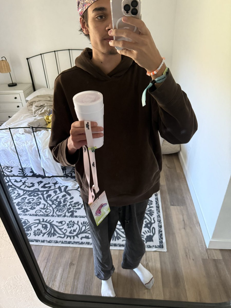 Headed to con!! Final day, it was really cool meeting you guys!! If you are there come say hi, Slash and I would love it!