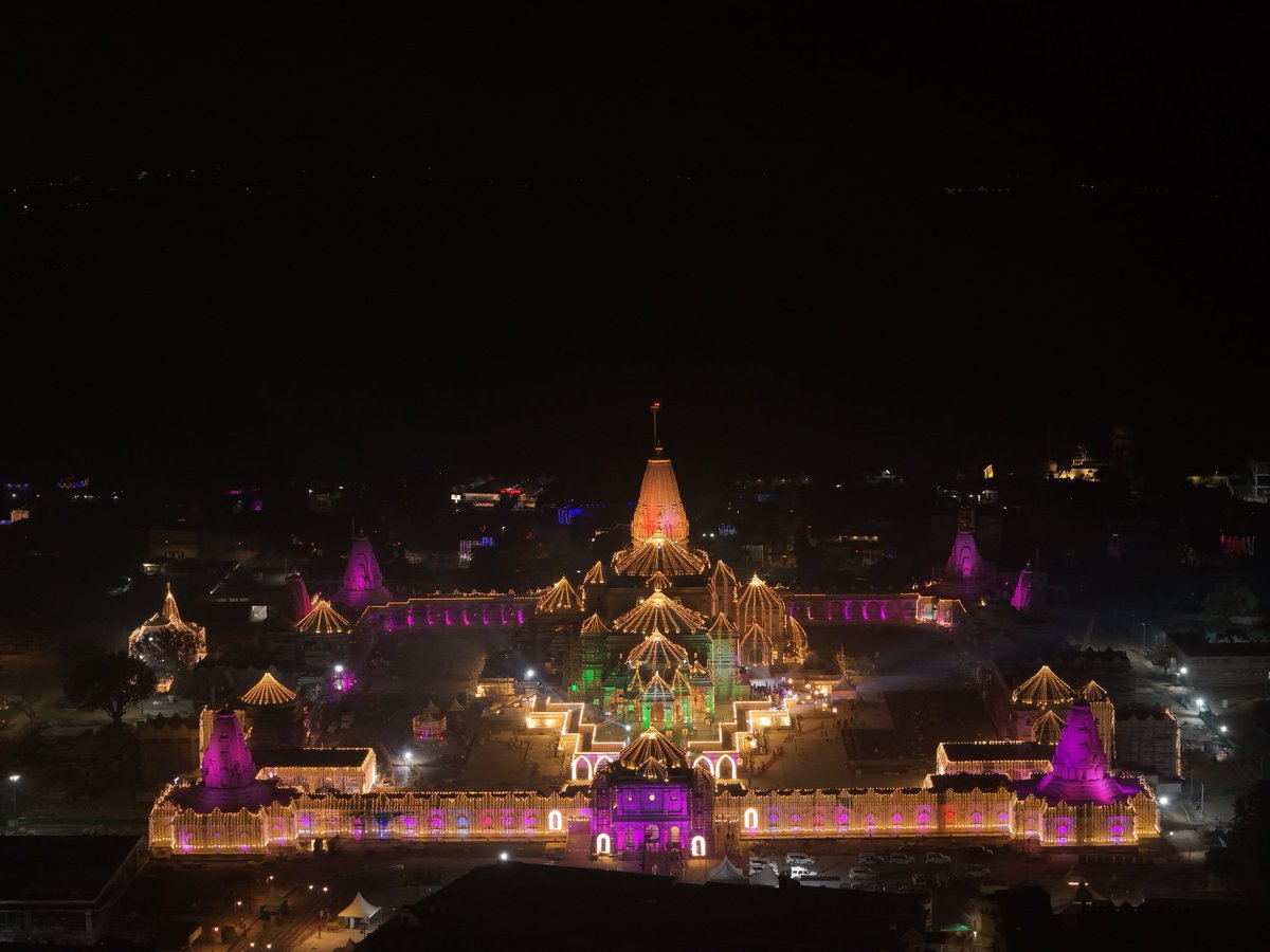 ParocheRaja's tweet photo. मर्यादा पुरुषोत्तम प्रभु श्री राम की प्राणप्रिय नगरी श्री #अयोध्या_धाम में आज 26 लाख से अधिक स्वर्णिम दीपों ने पुनः त्रेतायुगीन अयोध्या को जीवंत कर दिया।
#HappyDiwali
#Deepotsav2025 https://t.co/gvDasghMMx