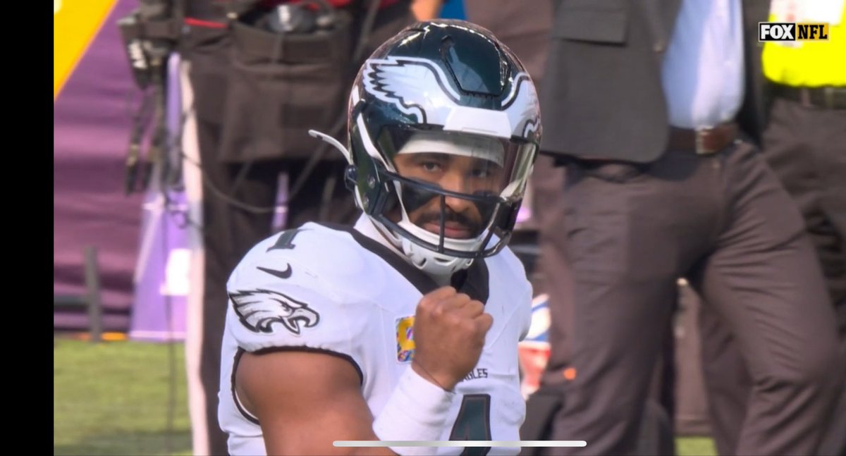 Mire2x1's tweet photo. Throws a 40 yard bomb to seal the game, and gave us some emotion 😭We back in business #GOBIRDS https://t.co/4adeLjZ85o