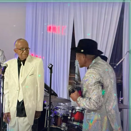 TheNuRons's tweet photo. #SoulSundays
Family time x Jersey reunion show ❤️ https://t.co/ae90GhAlWR