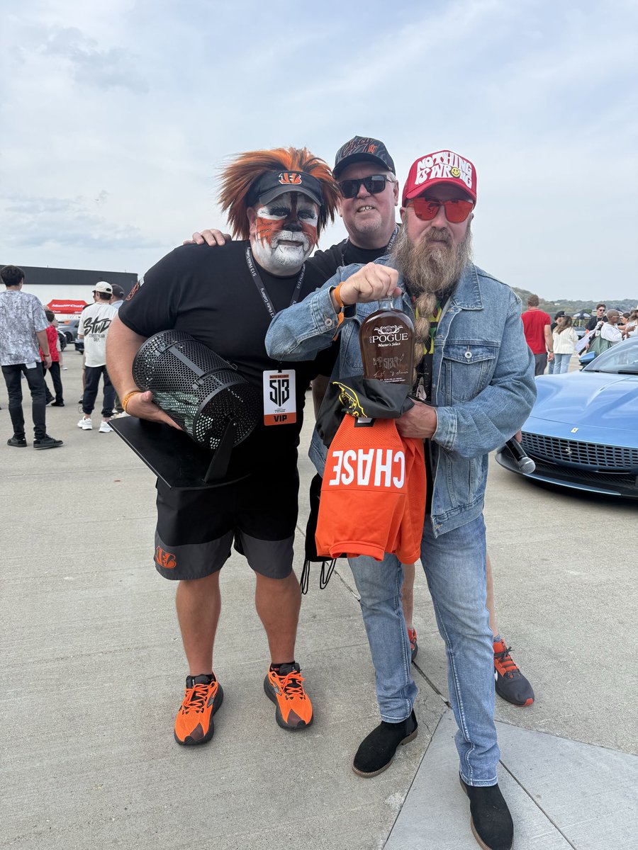 BengalsBeard's tweet photo. I won two raffles in something finally lol , back to back . A signed chase jersey and a bottle of bourbon signed by tee and chase! #whodey #bengals #jamarrchase #teehiggins @TonyDaTiger96 #podium https://t.co/qWaEOSXUrj