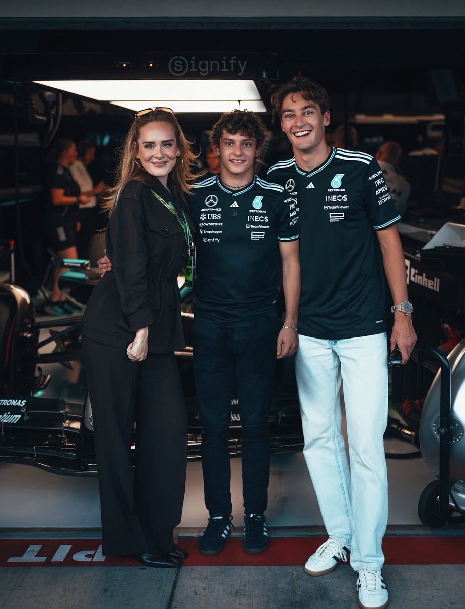 adeletskyfall's tweet image. si el crio se hace gamer adele se hace gamer, si el crio se hace fan de la f1 adele se hace fan de la f1, 
es la mejor madre del mundo en todas las maneras posibles.🤍