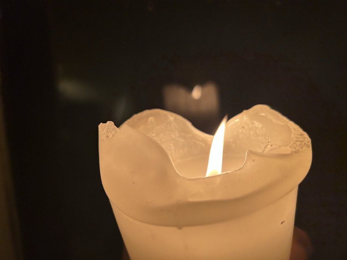 donna_birrell's tweet photo. Hello, here is #candleofhope to tide us through this week. Here’s to miracles and hope #candleinthewindow 🙏🙏 https://t.co/SvWR9z3DDM