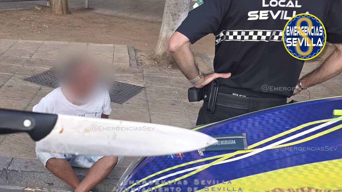 EmergenciasSev's tweet image. Policía Local ha detenido a un varón (48), en la calle Asencio y Toledo #Bellavista, al paso de la Romería de Valme.
Varias personas requirieron la intervención de los agentes por la presencia de un varón muy nervioso que estaba protagonizando un altercado.
Acto seguido, el…