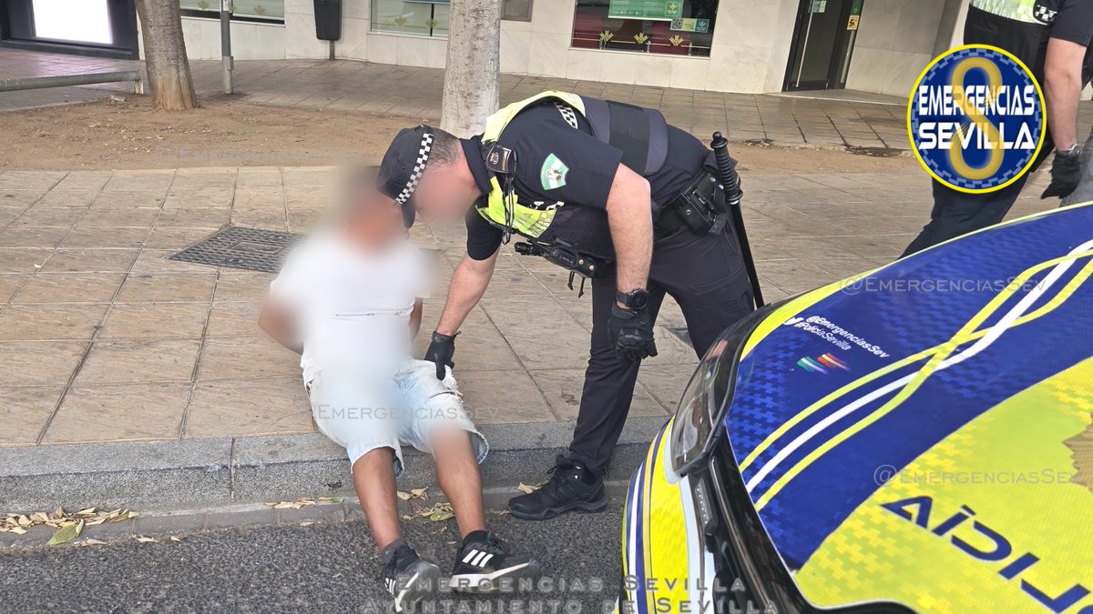 EmergenciasSev's tweet image. Policía Local ha detenido a un varón (48), en la calle Asencio y Toledo #Bellavista, al paso de la Romería de Valme.
Varias personas requirieron la intervención de los agentes por la presencia de un varón muy nervioso que estaba protagonizando un altercado.
Acto seguido, el…