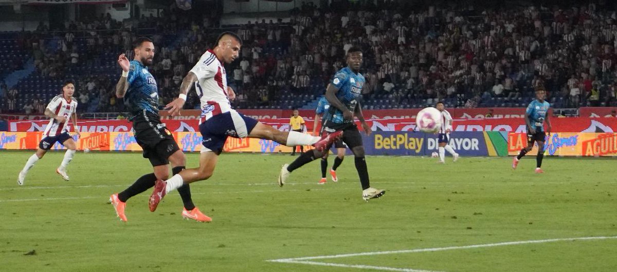 Estoy 99.9% seguro que este balón el Titi lo hubiese mandado a la tribuna si está de titular y en cualquier minuto que no sea el 90’. El aura que tiene ese muchacho entrando desde el banco y apenas pise los minutos adicionales es algo distinto.