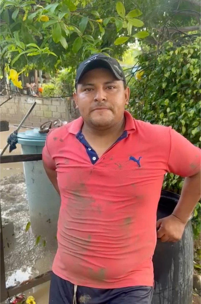 WCKitchen's tweet photo. “There wasn’t much time to respond. The water level rose in a matter of hours, in three hours it was right below our window.” – Rolando, Tampiquillo resident

Rolando lives in the Tampiquillo neighborhood of Tuxpan, Mexico, which flooded rapidly after heavy rains from Tropical Storm Raymond. Cleanup is underway, but with water still standing, it’s not yet safe for families to cook at home. WCK teams are delivering hot meals to Rolando and his neighbors, offering nourishment and comfort as recovery begins. #ChefsForMexico

“No fue mucho tiempo para poder responder. El agua subió en cuestión de horas, en tres horas ya teníamos el agua abajito de la ventana.” – Rolando, residente de Tampiquillo

Rolando vive en el barrio Tampiquillo de Tuxpan, México, que se inundó rápidamente tras las intensas lluvias provocadas por la tormenta tropical Raymond. Las labores de limpieza ya están en marcha, pero con el agua aún presente, no es seguro que las familias cocinen en casa. Los equipos de WCK están entregando comidas calientes a Rolando y a sus vecinos, brindando alimento y consuelo mientras comienza la recuperación. #ChefsForMexico