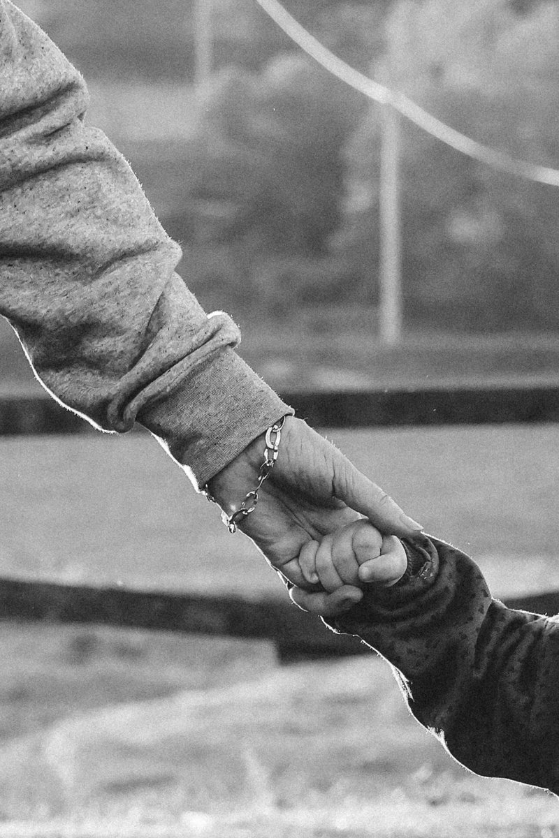 Quiero que sepas, cobarde sinvergüenza, que hoy celebramos el primer año de vida de Greta, la hija de mi hija y que estoy con ella en una habitación velando su sueño y llorando en silencio porque Josep, el amado hermano de su madre, su único tío, mi hijo, no ha podido comprarle