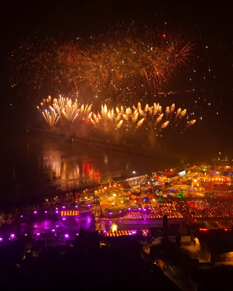 ssaratht's tweet image. Ayodhya is illuminated.

#ShubhDeepavali