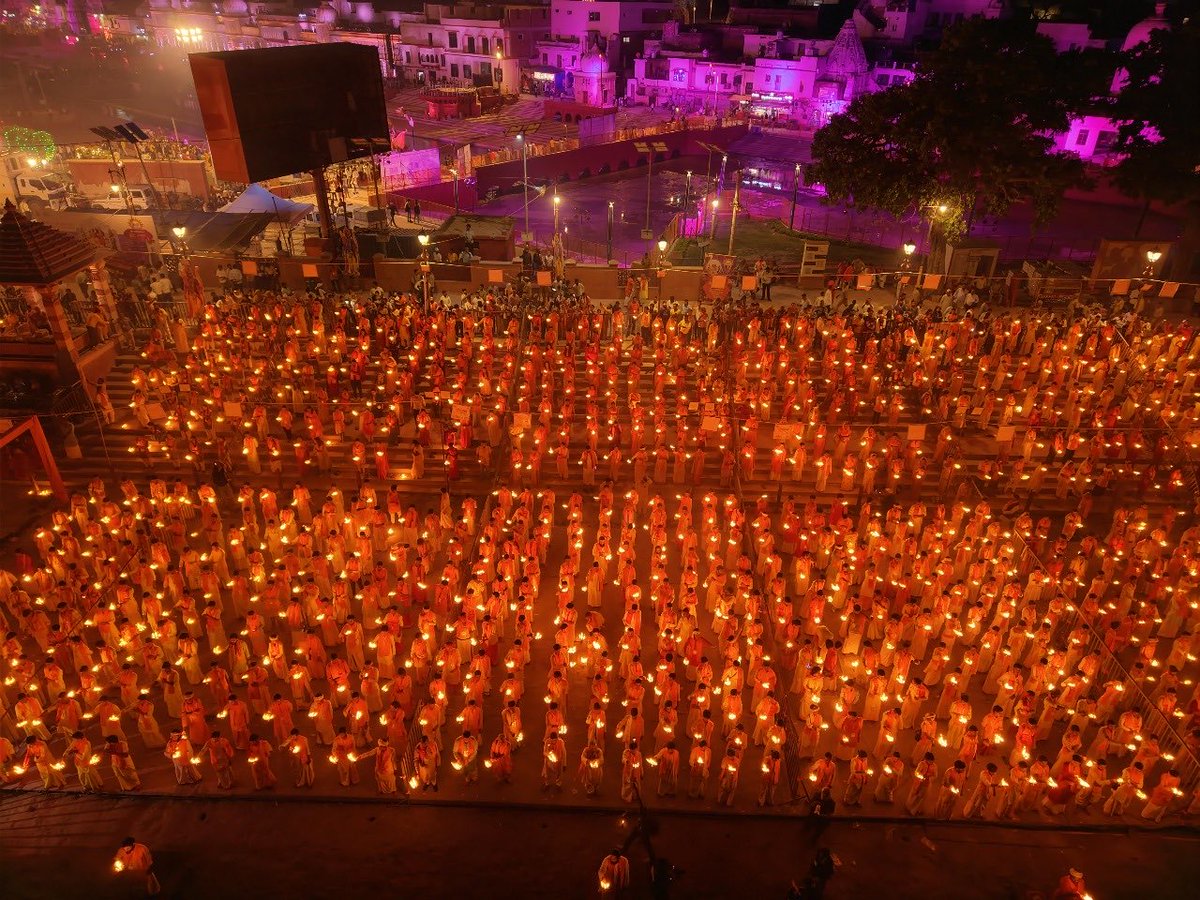 ssaratht's tweet image. Ayodhya is illuminated.

#ShubhDeepavali