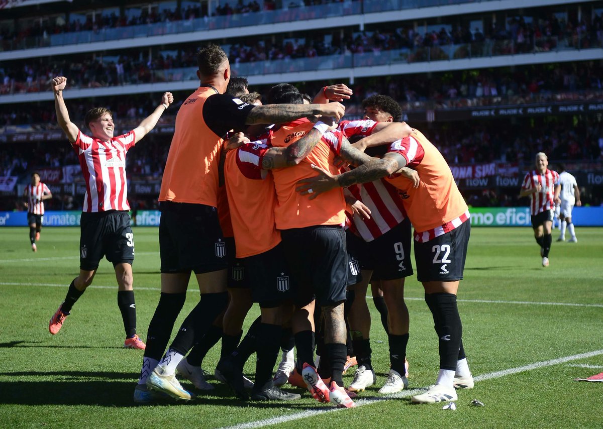 Costumbre: hábito o práctica repetida que una persona o grupo realiza con frecuencia, hasta que se vuelve algo normal.