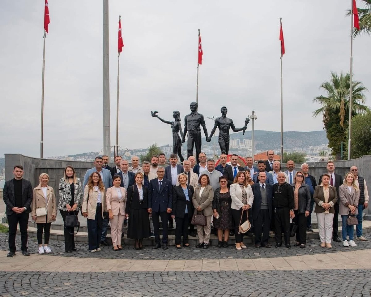 19 Ekim Muhtarlar Günü vesilesiyle düzenlenen törenlere, yönetim kurulu üyesi arkadaşlarımızla birlikte katıldık.

Demokrasimizin temel taşı olan, mahallelerimizde vatandaşla devlet arasında köprü görevi üstlenen tüm muhtarlarımızın Muhtarlar Günü’nü kutluyor;
