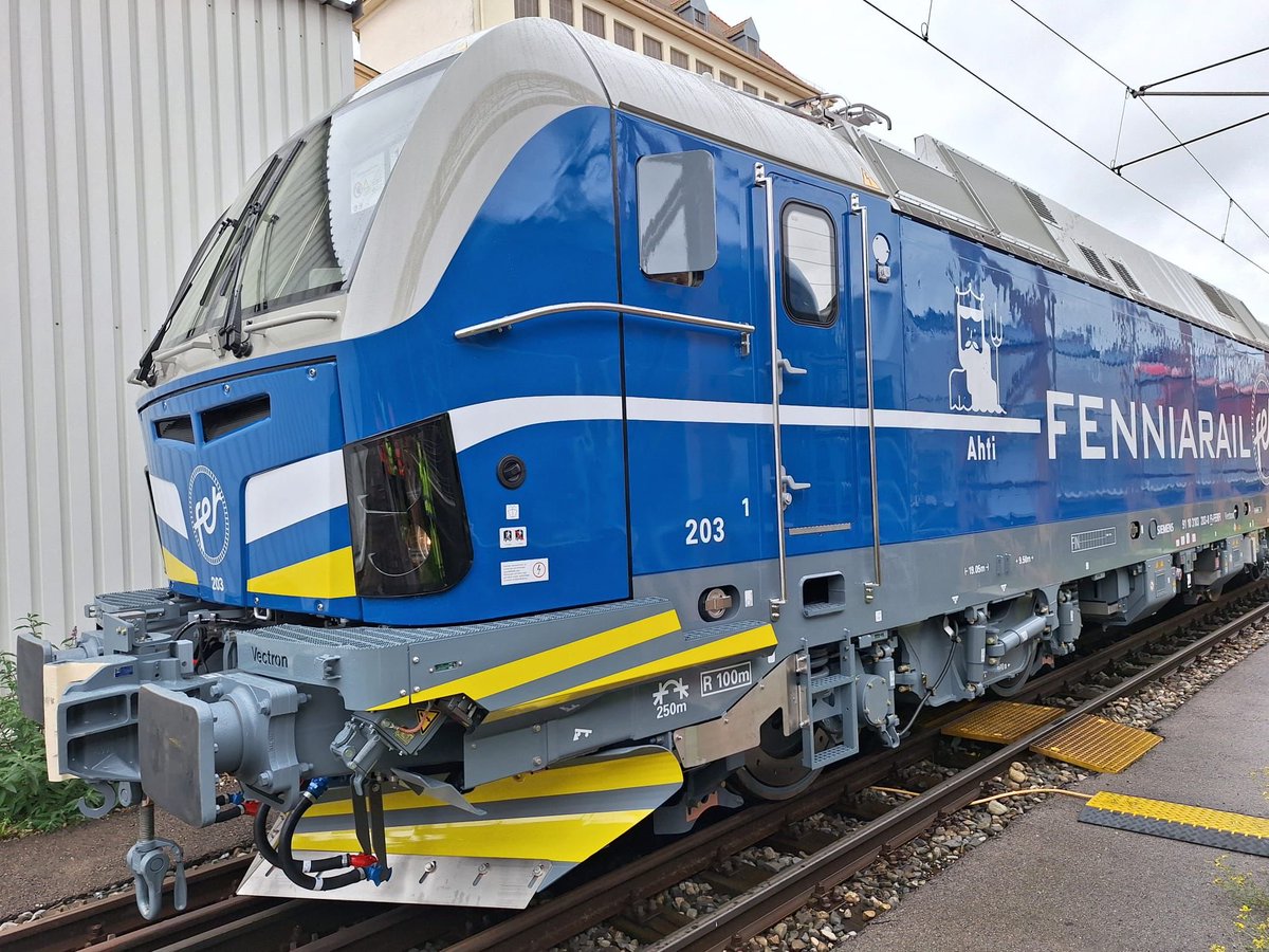 Ensimmäinen julkaistava veturimme hahmo on Ahti. Ahti on toinen uusista Vectron-sähkövetureistamme, joka matkaa parhaillaan Saksassa kohti rannikkoa, josta matka jatkuu laivalla Hankoon.

Design: Franz Design Oy

#fenniarail #fenniarailveturienhahmot #fenniarailahti