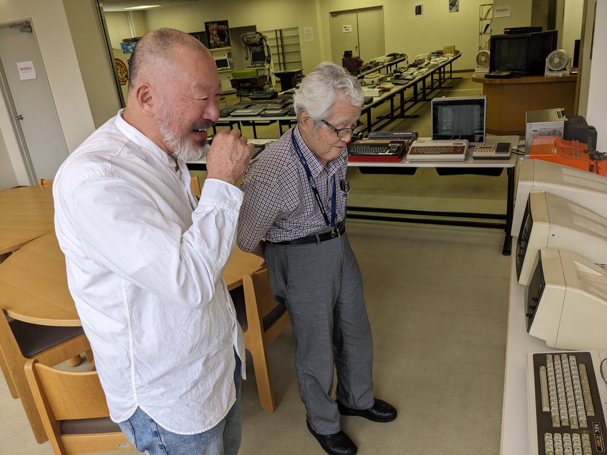 先日、オープンソースソフトウェア協会
湯澤副会長理事が来館されました。

オープンソースとその文化の歴史は、おそらくパソコンの歴史と同じ長さなのだろうと思います。
形のあるハード（本体等）の歴史だけでなく、オープンソース系ソフトの歴史発展史等についても、学ばせて頂ければと感じました。