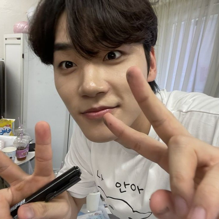 mini au #seongtak 

onde seongje viraliza no tiktok por se passar por um webdom

ou

onde os amigos de gotak não aguentam mais ele falando que quer um namorado