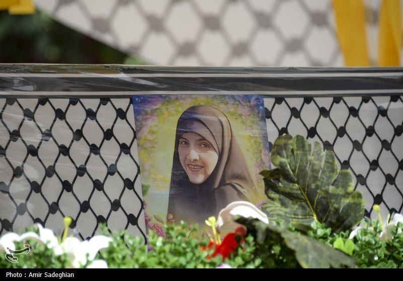او آمد تا بگوید زن بودن یعنی ایستادن در خط مقدم عشق؛ و رفت تا جاودانه شود در راه قدس، جایی که حق و خون به هم می‌رسند. 🌼
#شهیده_راه_قدس